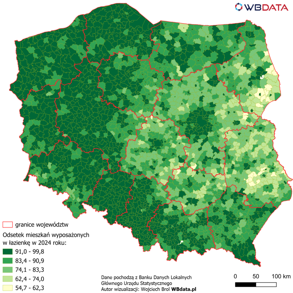 Mapa przedstawia odsetek mieszkań wyposażonych w łazienkę w 2024 roku