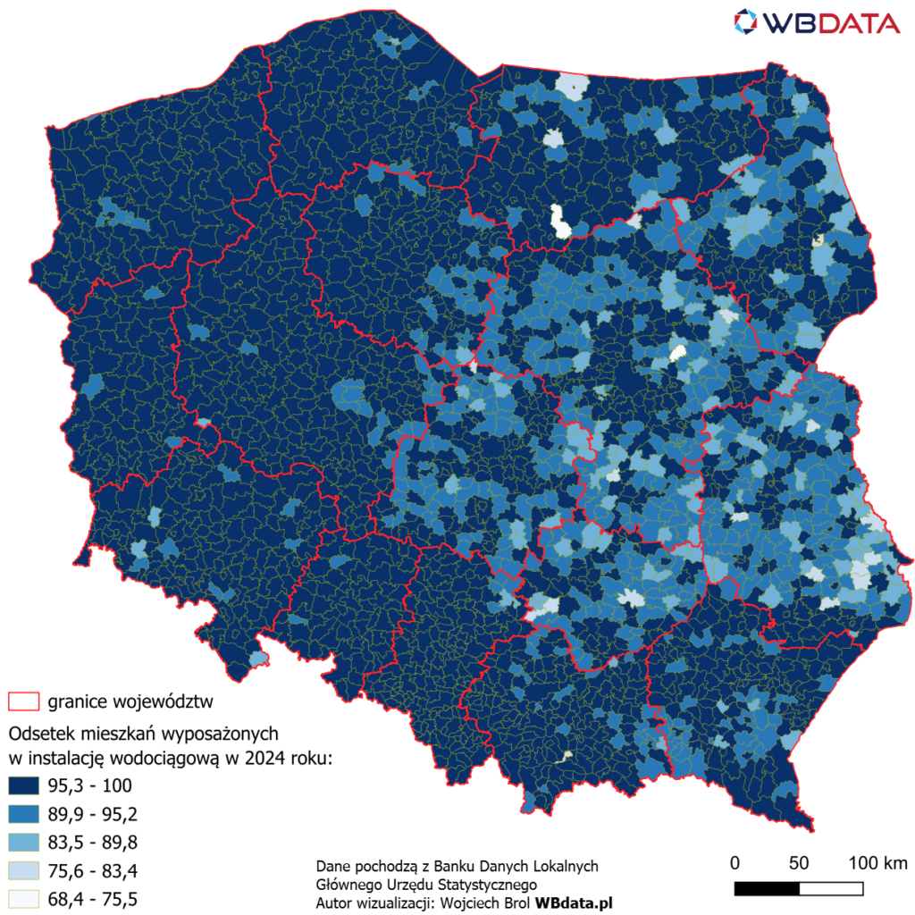 Mapa przedstawia odsetek mieszkań wyposażonych w instalację wodociągową w 2024 roku